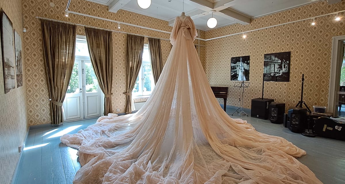 Juin – Les robes de Paola Suhonen (et la musique, et les images)